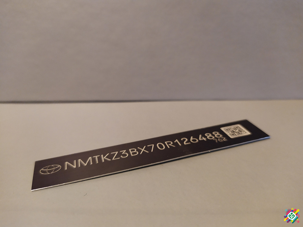 Шильдик на оборудование. Наклейки с вин кодом на авто лексус. Lexus gs 250 вин номер. Toyota vin наклейка. Наклейка с вин номером поло.